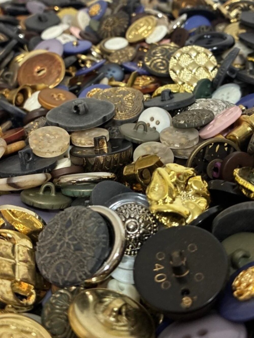 9.5 lbs of Mixed Buttons - for Therapy, Fun and Crafts - Picture 13 of 16